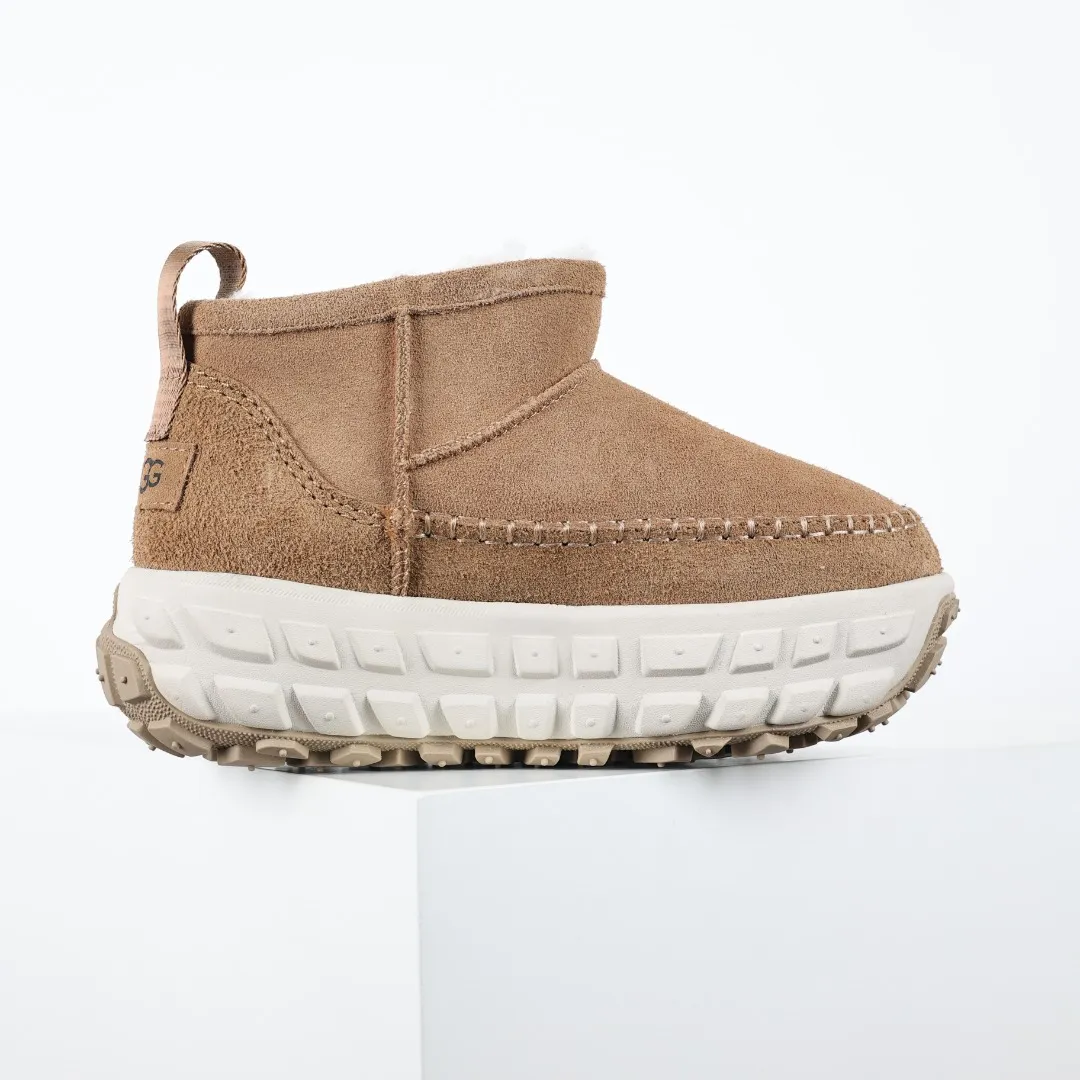 Pick up locally 💰700 Core recommendation Good price It is a very suitable choice for keeping warm in winter and at home. In recent years, uug has launched a series of styles, which are partially geared towards the preferences of young consumers and have also moved to the forefront of fashion trends. Shoe body material Water-repellent coated suede upper 17mm UGGPURE™ implanted wool insole Lightweight non-slip comfortable rubber outsole With brand LOGO trademark Comes with a full set of packaging Size: 35 36 37 38 39 40